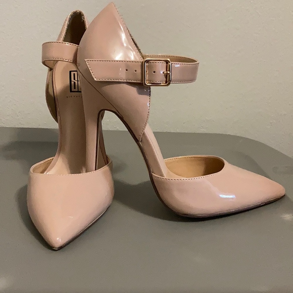 Signature nude pumps size 7.5